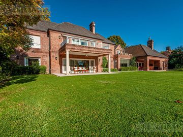 Casa en venta en Martindale C.C sobre cancha de polo. Amenities. Pilar