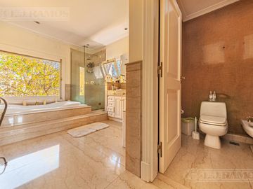 Casa en venta en Martindale C.C sobre cancha de polo. Amenities. Pilar