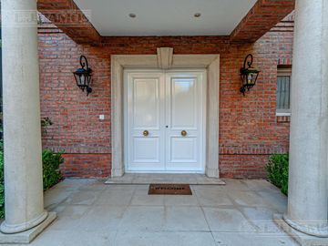 Casa en venta en Martindale C.C sobre cancha de polo. Amenities. Pilar