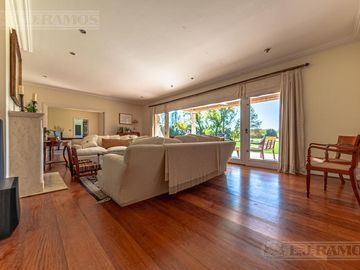 Casa en venta en Martindale C.C sobre cancha de polo. Amenities. Pilar