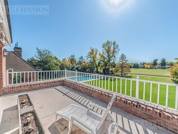 Casa en venta en Martindale C.C sobre cancha de polo. Amenities. Pilar