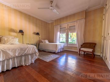 Casa en venta en Martindale C.C sobre cancha de polo. Amenities. Pilar