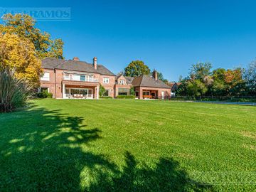 Casa en venta en Martindale C.C sobre cancha de polo. Amenities. Pilar