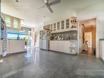 Casa en venta en Martindale C.C sobre cancha de polo. Amenities. Pilar