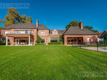 Casa en venta en Martindale C.C sobre cancha de polo. Amenities. Pilar
