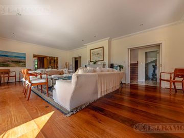 Casa en venta en Martindale C.C sobre cancha de polo. Amenities. Pilar