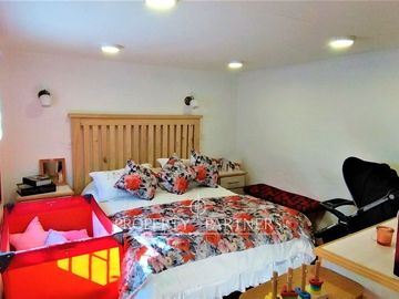 Excelente Vivienda familiar, con departamento interior.