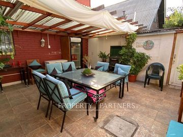 Excelente Vivienda familiar, con departamento interior.