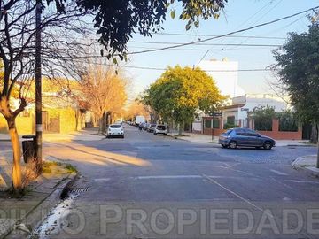 Guardia Nacional 1894. Casa tres ambientes en lote propio. 98m2. Cochera, lavadero y terraza.