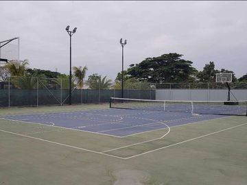 Venta de preciosa casa esquinera con acabados de lujo en urb. Casalaguna- a 5 minutos de Riocentro Dorado.