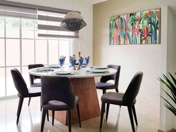 Venta de preciosa casa esquinera con acabados de lujo en urb. Casalaguna- a 5 minutos de Riocentro Dorado.