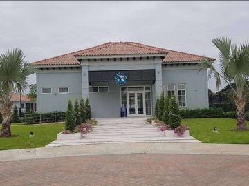 Venta de preciosa casa esquinera con acabados de lujo en urb. Casalaguna- a 5 minutos de Riocentro Dorado.