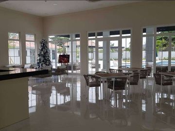 Venta de preciosa casa esquinera con acabados de lujo en urb. Casalaguna- a 5 minutos de Riocentro Dorado.