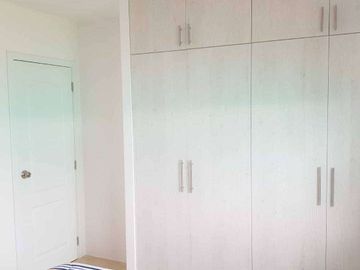 Venta de preciosa casa esquinera con acabados de lujo en urb. Casalaguna- a 5 minutos de Riocentro Dorado.