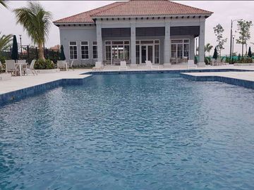 Venta de preciosa casa esquinera con acabados de lujo en urb. Casalaguna- a 5 minutos de Riocentro Dorado.