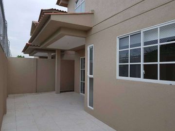 Venta de preciosa casa esquinera con acabados de lujo en urb. Casalaguna- a 5 minutos de Riocentro Dorado.