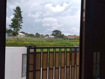 RUMAH SIAP HUNI BARU DIJUAL CEPAT DEKAT JALAN MANISRENGGO