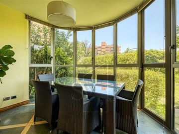 Espectacular departamento con amplios espacios y gran parque