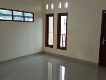 Dalam Lingkungan Nasionalis dan Asri Rumah Jogja 900 Meter Dari ADITV STATION Sleman
