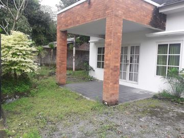 RUMAH DENGAN TANAH LUAS 800METER DARI JCM