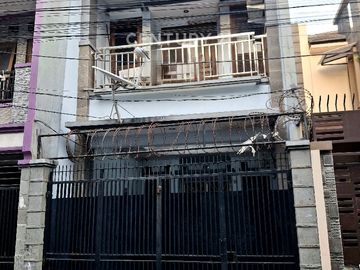 RUMAH SIAP HUNI NYAMAN 3 LANTAI AKSES JALAN 2 MOBIL