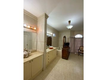 Se Vende amplia casa con piscina en LA CHORRERA , rea Oeste