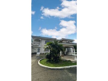 Se Vende amplia casa con piscina en LA CHORRERA , rea Oeste