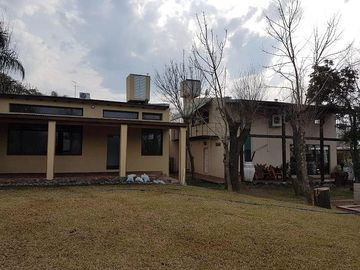 Casa de 5 dormitorios - con pileta - Quincho - Cava para vinos - Funes