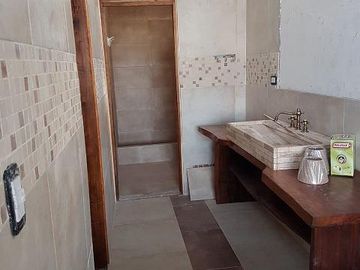 Casa de 5 dormitorios - con pileta - Quincho - Cava para vinos - Funes