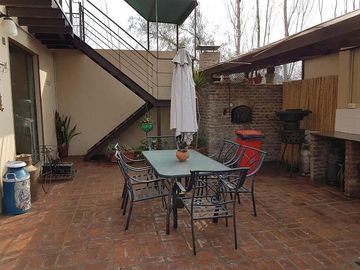 Casa de 5 dormitorios - con pileta - Quincho - Cava para vinos - Funes