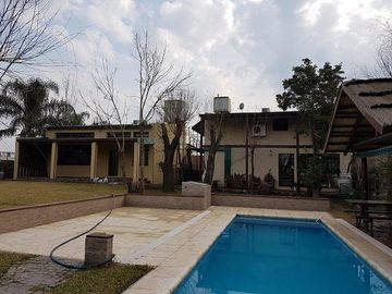 Casa de 5 dormitorios - con pileta - Quincho - Cava para vinos - Funes