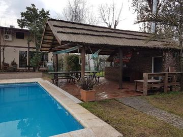 Casa de 5 dormitorios - con pileta - Quincho - Cava para vinos - Funes