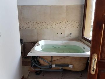 Casa de 5 dormitorios - con pileta - Quincho - Cava para vinos - Funes