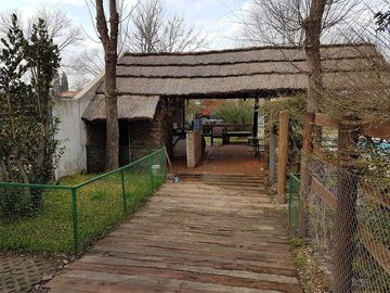 Casa de 5 dormitorios - con pileta - Quincho - Cava para vinos - Funes