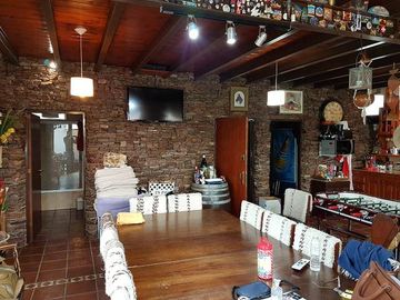 Casa de 5 dormitorios - con pileta - Quincho - Cava para vinos - Funes
