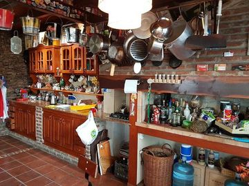 Casa de 5 dormitorios - con pileta - Quincho - Cava para vinos - Funes