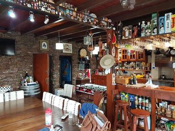 Casa de 5 dormitorios - con pileta - Quincho - Cava para vinos - Funes