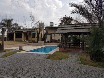Casa de 5 dormitorios - con pileta - Quincho - Cava para vinos - Funes