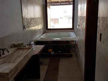 Casa de 5 dormitorios - con pileta - Quincho - Cava para vinos - Funes