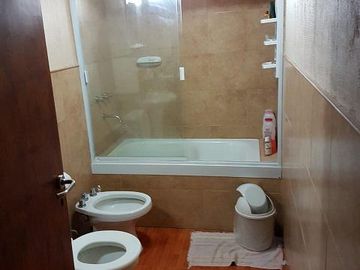 Casa de 5 dormitorios - con pileta - Quincho - Cava para vinos - Funes