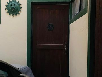 Céntrica casa de estilo Colonial.