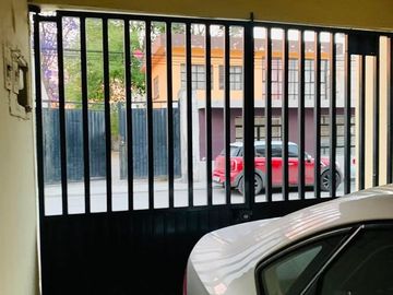 Céntrica casa de estilo Colonial.