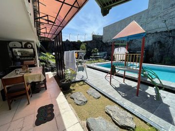 Rumah Terawat Ada Pool Selangkah ke Raya Mayjen Sungkon