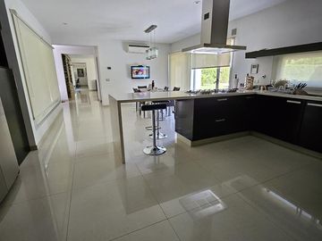 Casa en venta 4 amb en Parque Leloir
