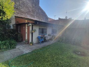 Casa con Departamento en venta en San Antonio de Padua Sur