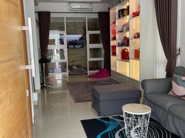 RUMAH SIAP HUNI 2 LANTAI FULL FURNISHED AKSES 4 MENIT KE TERMINAL JOMBOR