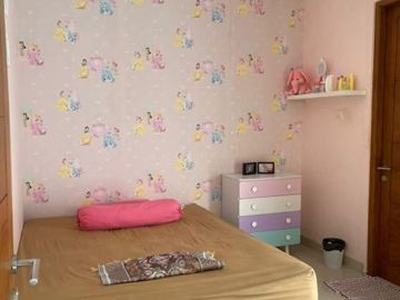 RUMAH SIAP HUNI 2 LANTAI FULL FURNISHED AKSES 4 MENIT KE TERMINAL JOMBOR