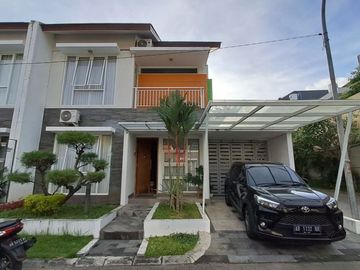RUMAH SIAP HUNI 2 LANTAI FULL FURNISHED AKSES 4 MENIT KE TERMINAL JOMBOR