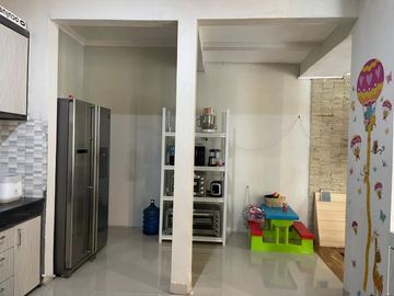 RUMAH SIAP HUNI 2 LANTAI FULL FURNISHED AKSES 4 MENIT KE TERMINAL JOMBOR