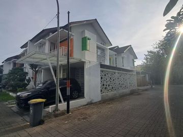 RUMAH SIAP HUNI 2 LANTAI FULL FURNISHED AKSES 4 MENIT KE TERMINAL JOMBOR